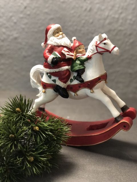 Schaukelpferd mit Weihnachtsmann und Kind